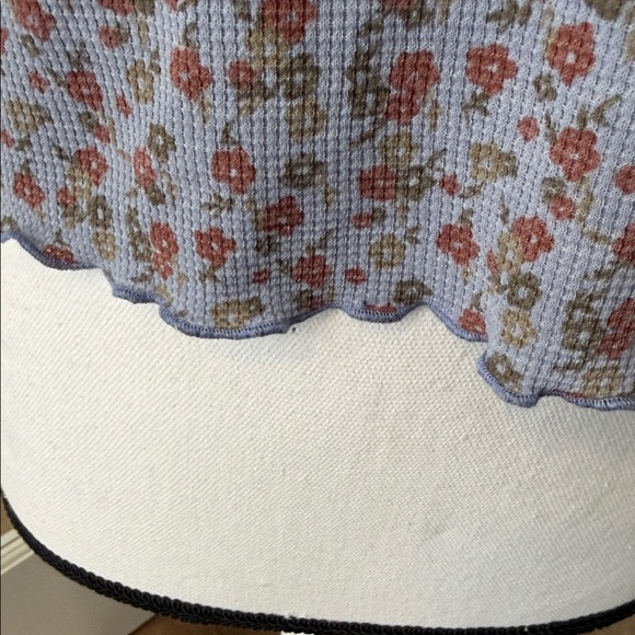 American Eagle Floral Patterned Blue Baby Tee Women's Top, Size Large - Picture 4 of 9